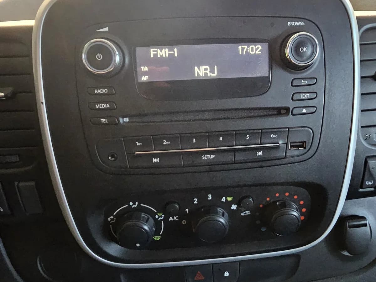 Renault Trafic Combi - photo 16