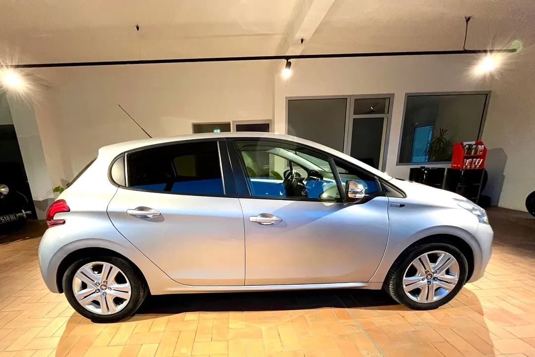 Peugeot 208 - photo 2